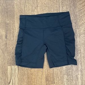 black lululemon biker shorts